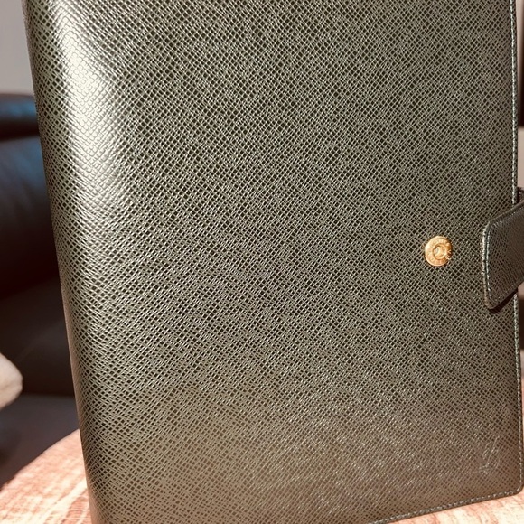 🎉Authentic Louis Vuitton Agenda GM in Beautiful Green Taiga Leather - Picture 2 of 16